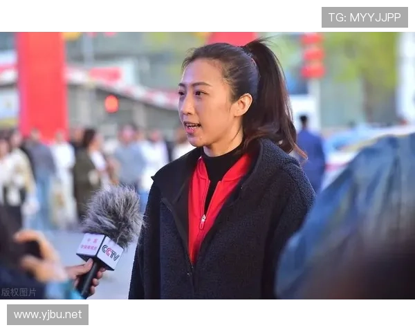 丁霞训练完直接拎爱马仕去吃夜宵？