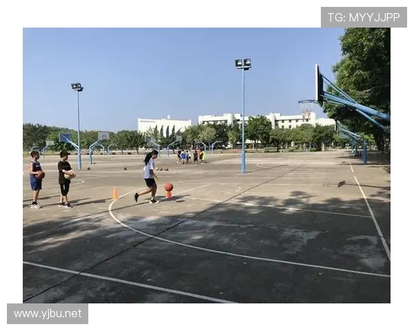 篮球比赛中两次运球的常见误区及正确判罚标准